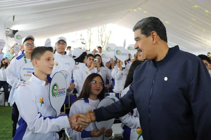 Maduro instó a los científicos crear redes sociales con sello venezolano