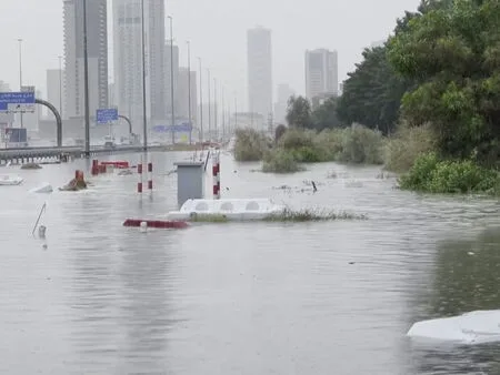 Fuertes lluvias e inundaciones paralizaron los aeropuertos y carreteras de Dubái