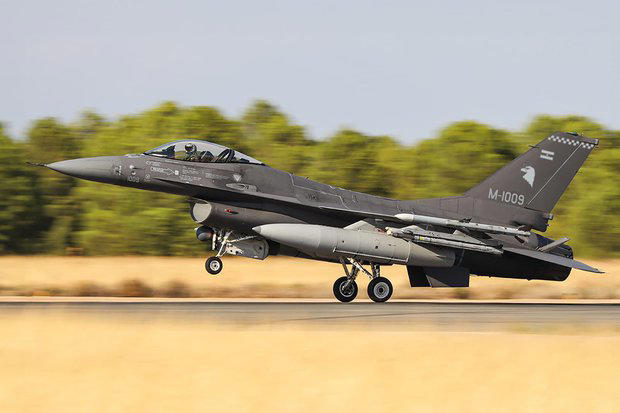 Argentina compró 24 aviones F-16 a Dinamarca; el ministro de Defensa se subió en uno