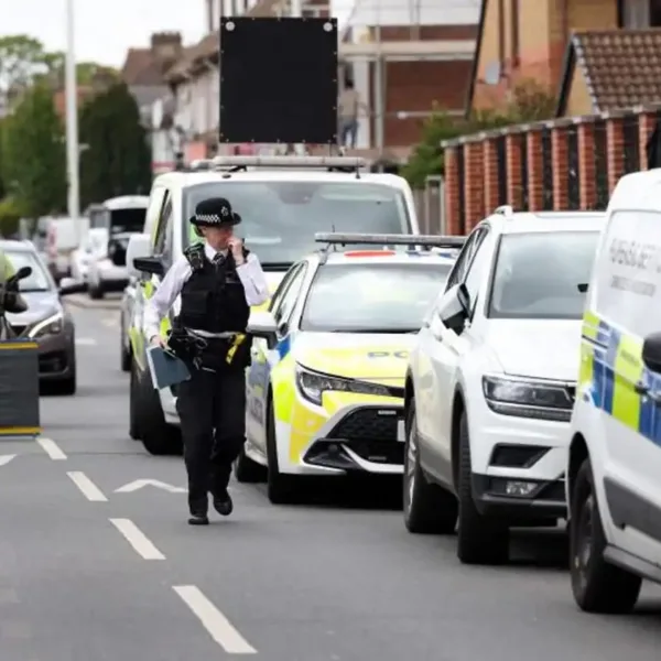 Muere un niño de 13 años por el ataque con una espada en el este de Londres