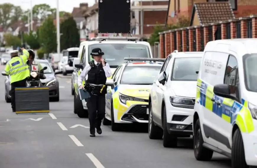 Muere un niño de 13 años por el ataque con una espada en el este de Londres