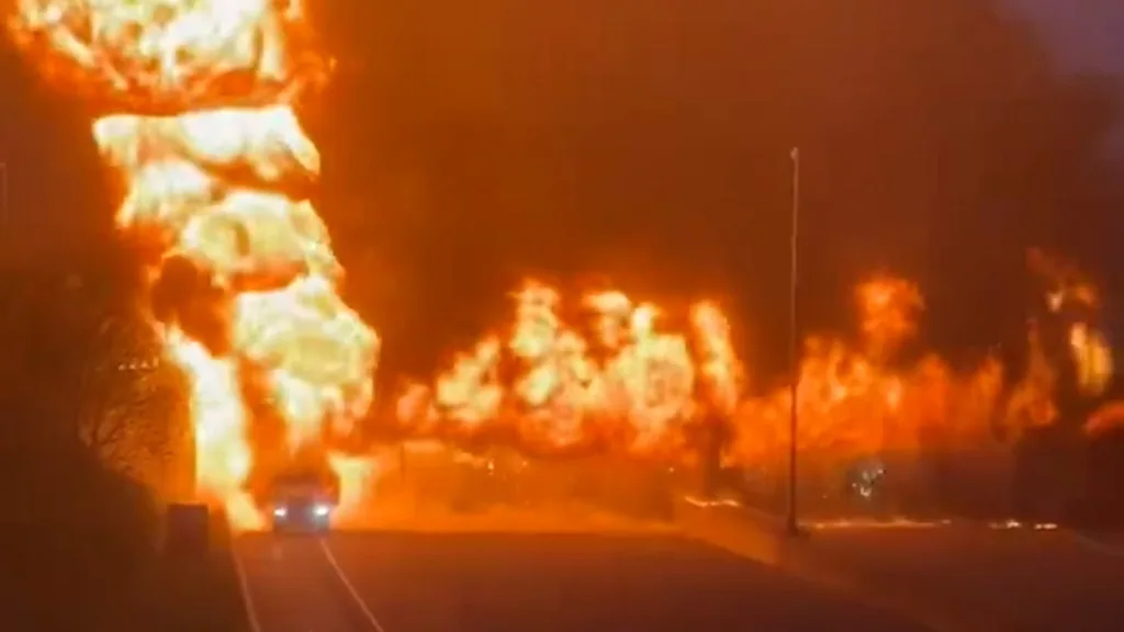 Accidente de camión cisterna provoca un muro de fuego en EE.UU.